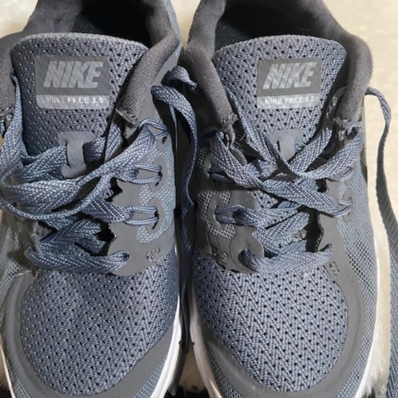 Nike Grey/White Runners Youth Size 1 - Picture 8 of 8